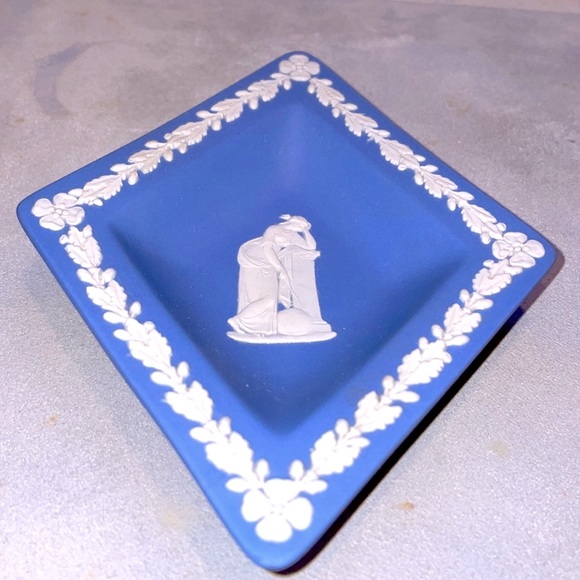 Pair of Wedgwood JasperWare Vintage Diamond shaped Trinket Dishes EUC Circa ‘59 - Picture 4 of 10